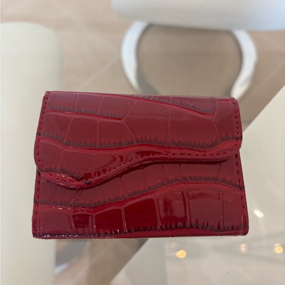 Elegant Red Crocodile-Embossed Credit Card Holder - Picture 1 of 4